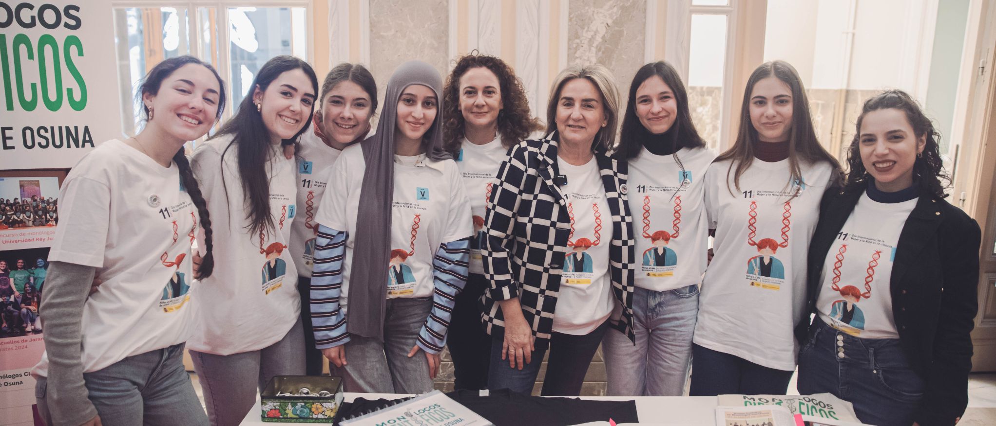 La ministra Milagros Tolón posa con un grupo de alumnas en la III Feria del Día Internacional de la Mujer y la Niña en la Ciencia.