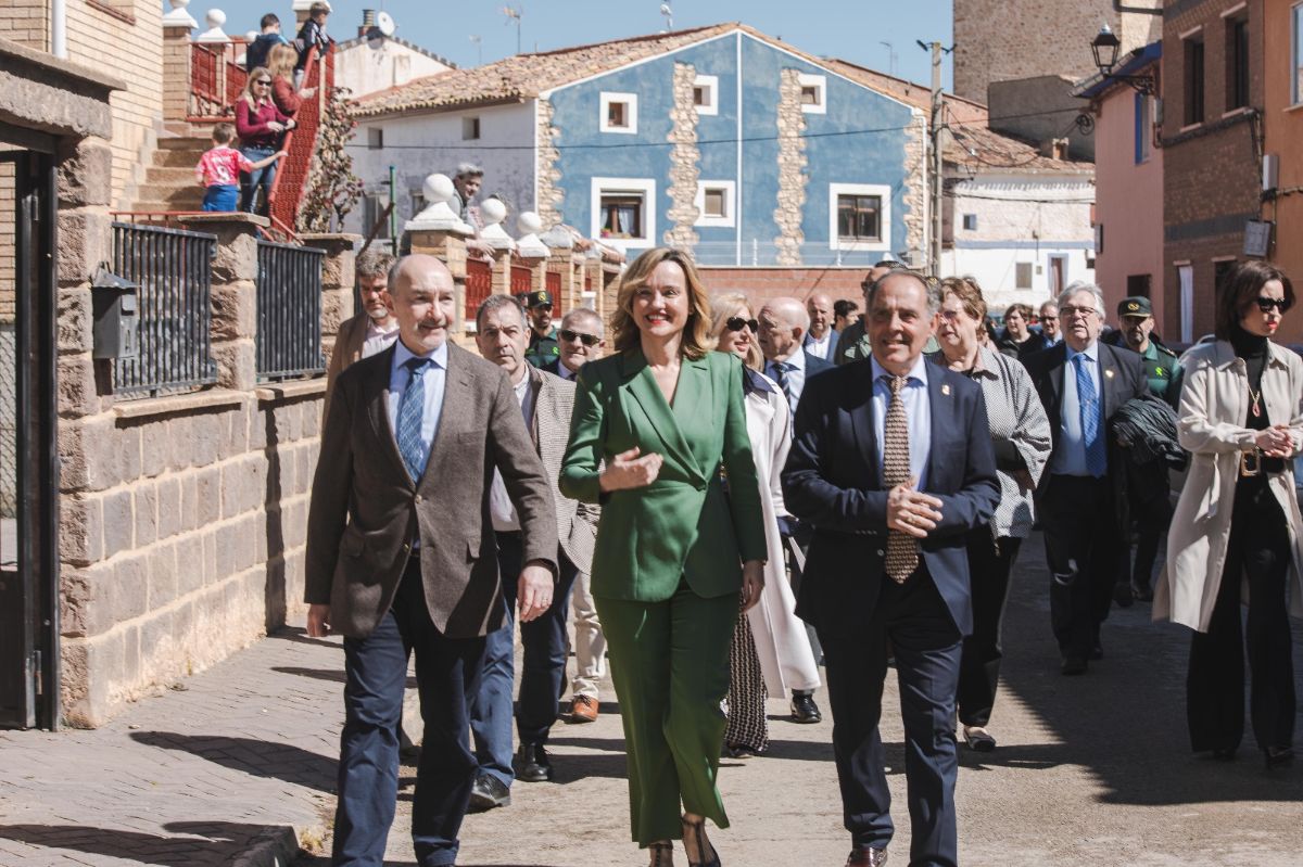 Pilar Alegría destaca en Azuara la importancia de que las administraciones ofrezcan oportunidades en el medio rural