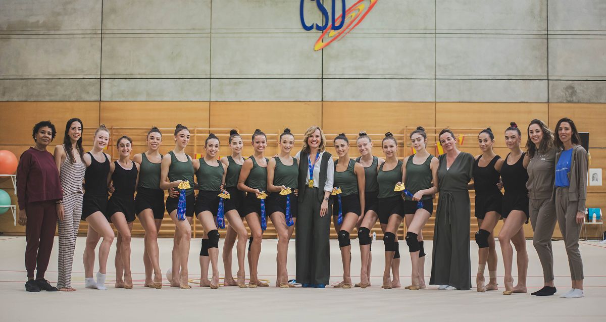 Pilar Alegría acompaña al conjunto de gimnasia rítmica en el inicio de su preparación para el Mundial
