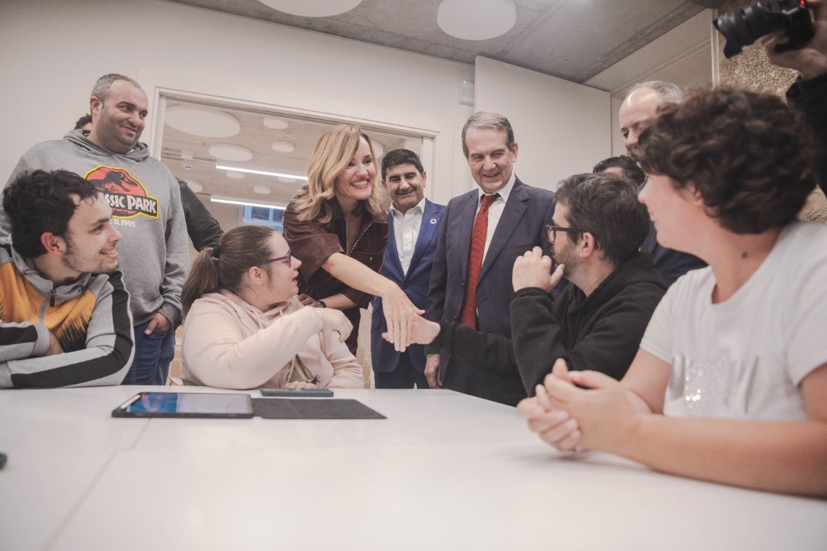 Pilar Alegría visita la nueva sede de Down Vigo y pone en valor el trabajo para fomentar la inclusión