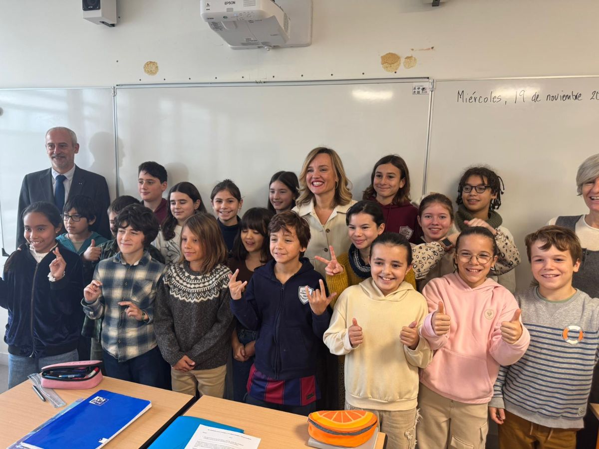 Pilar Alegría visita la sección internacional española del Lycée International de Saint-Germain-en-Laye