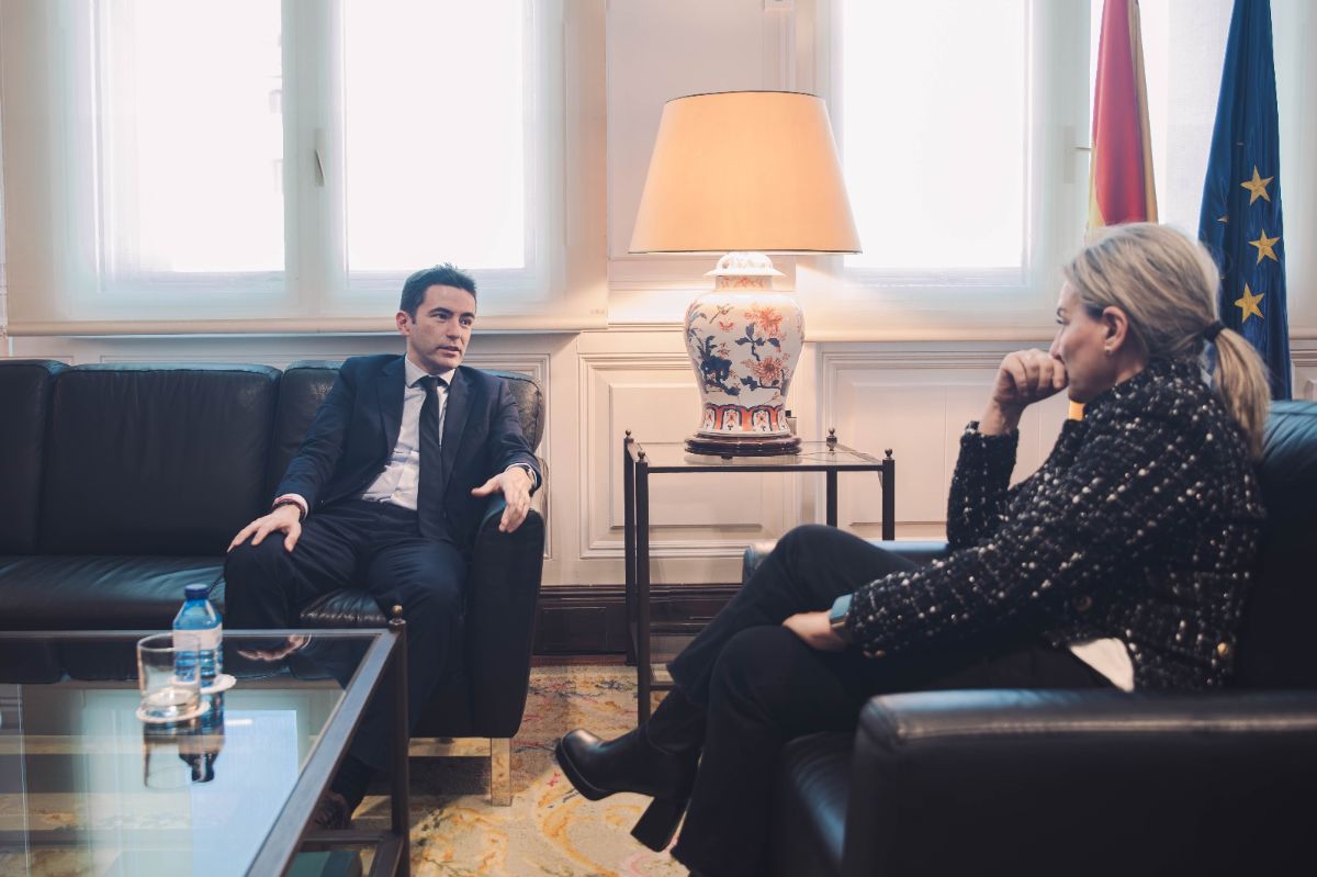 La ministra Milagros Tolón se reúne con el delegado del Gobierno en Cantabria