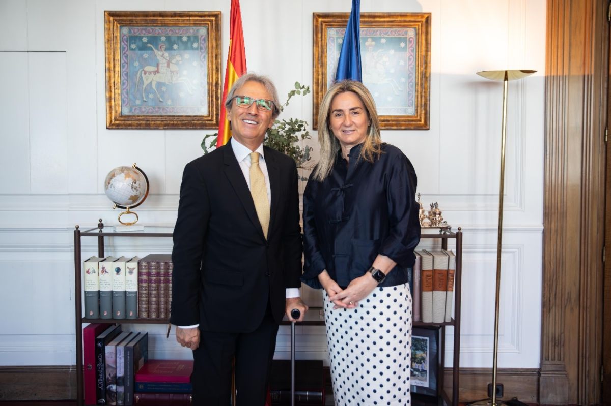 Milagros Tolón mantiene un encuentro en el Ministerio con el embajador de Colombia en España