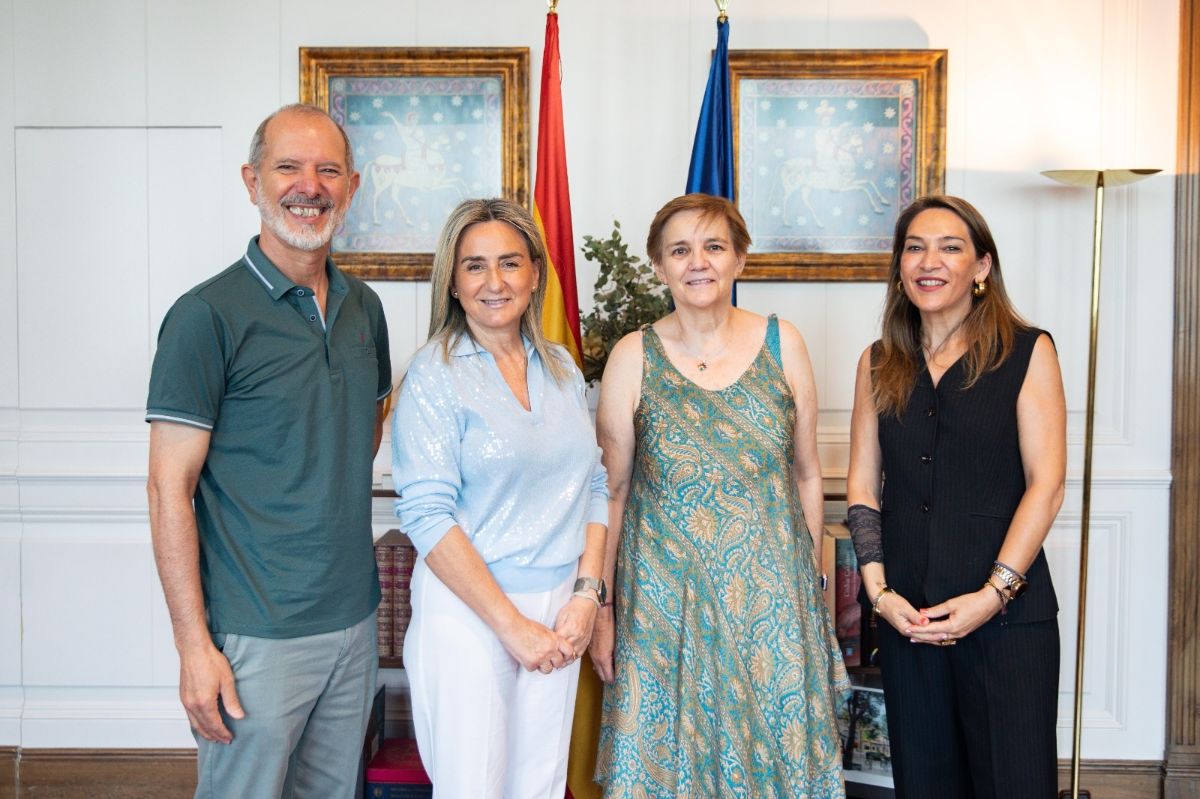 Milagros Tolón mantiene un encuentro con el colectivo de docentes Teachers For Future Spain