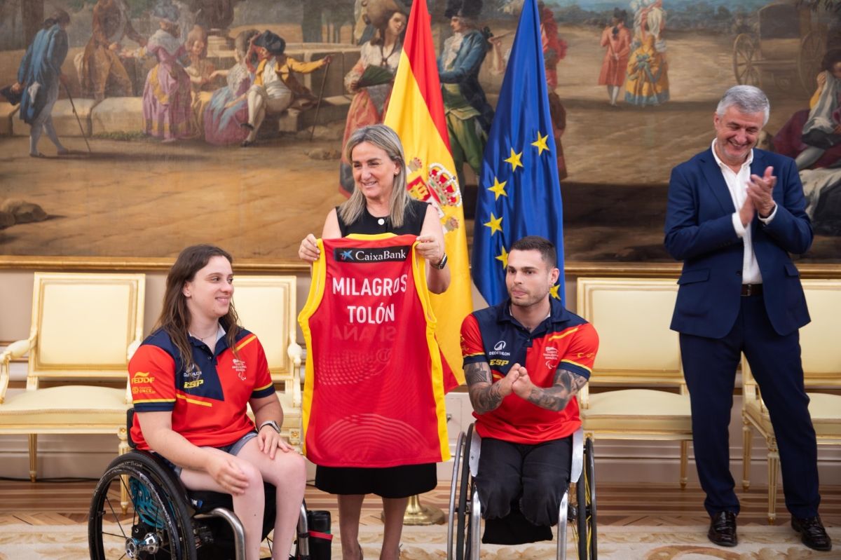 La ministra Milagros Tolón reconoce los éxitos del baloncesto español en silla de ruedas