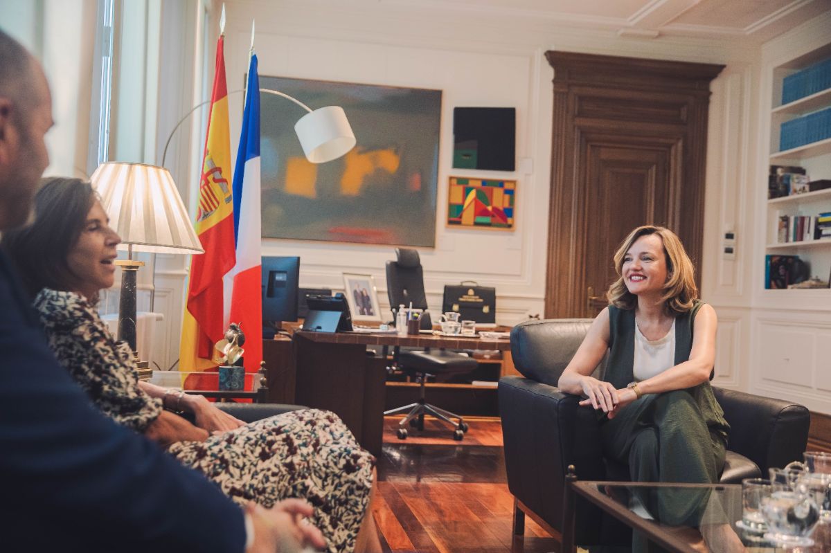 Pilar Alegría se reúne con Kareen Rispal, embajadora de Francia en España