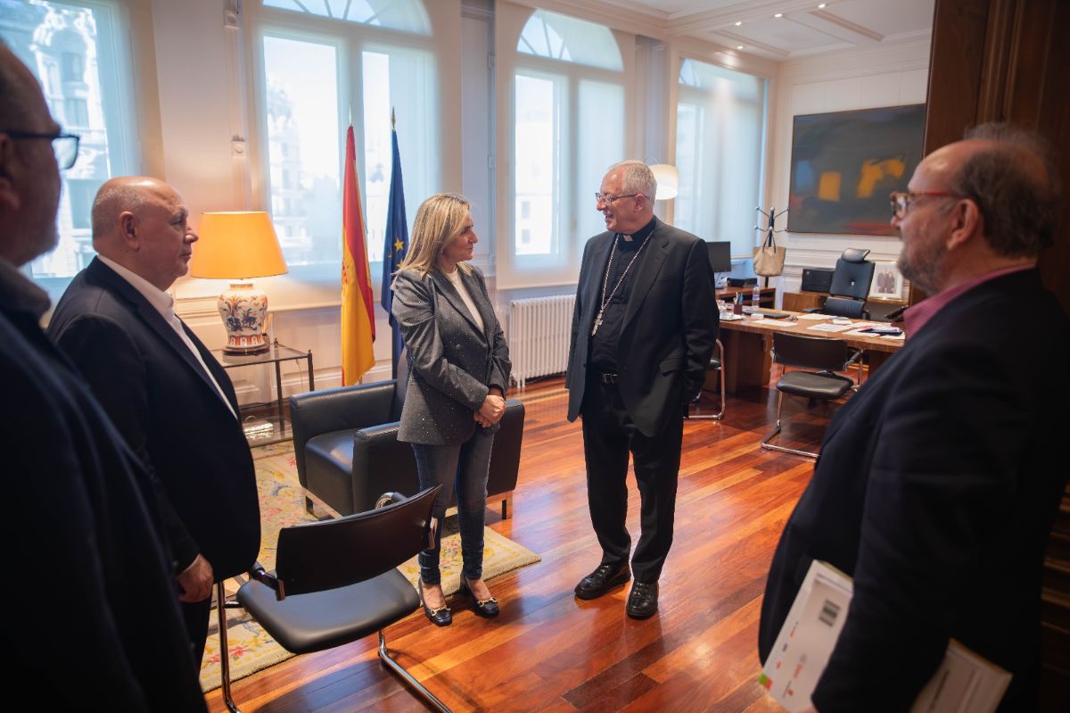 La ministra Milagros Tolón se reúne con representantes de la Conferencia Episcopal