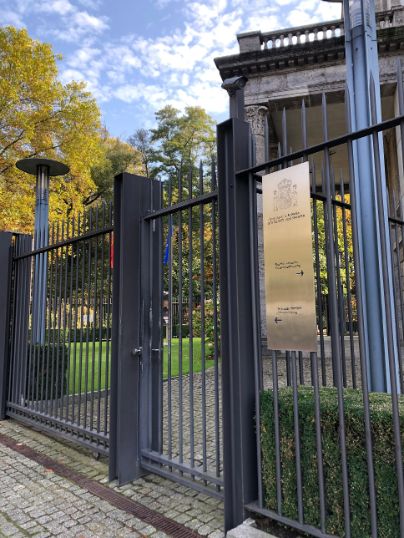 Acceso por la puerta principal de la Embajada