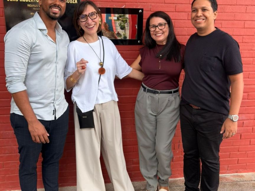 Momento de colocación de la placa de ganador de la 6ª edición del concurso 