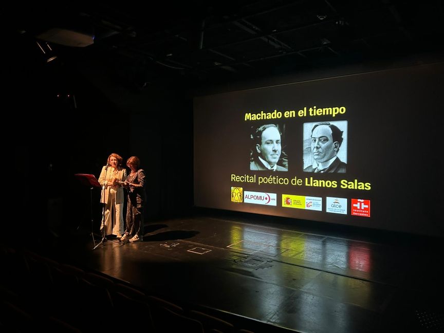 La rapsoda Llanos Salas presentando su espectáculo en el Instituto Cervantes de París. 