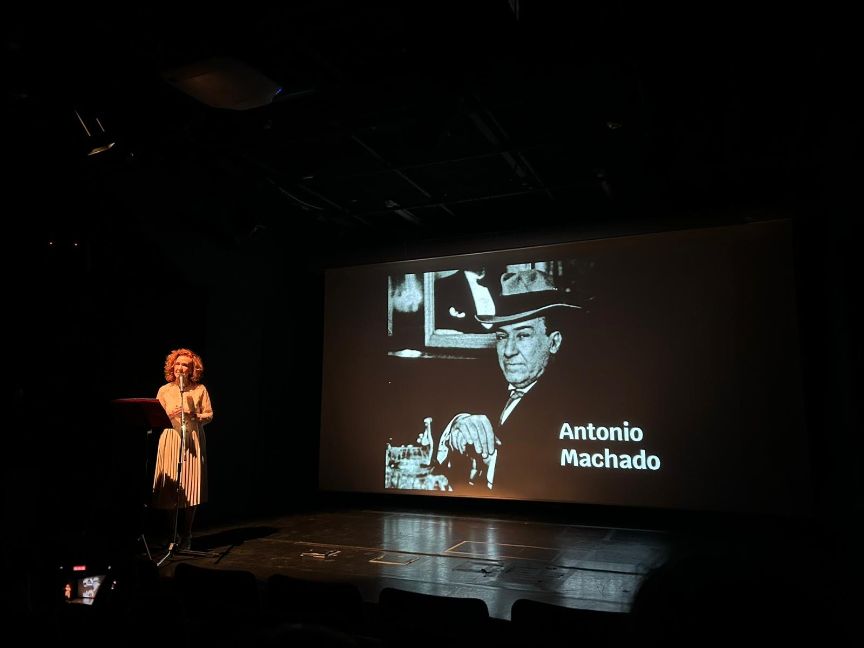 La rapsoda Llanos Salas presentando su espectáculo en el Instituto Cervantes de París. 