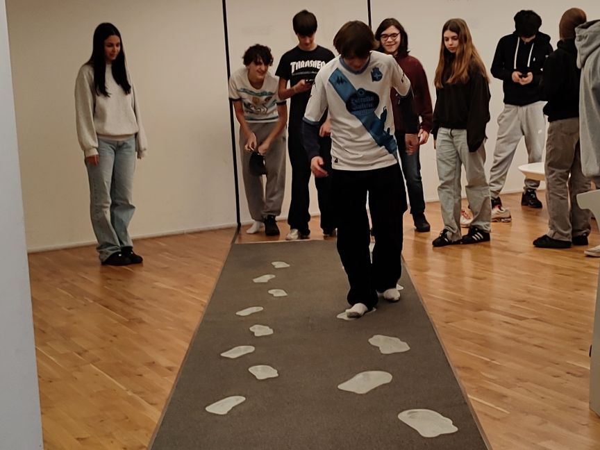 Las alumnas y alumnos de Seconde ( 4º ESO) trabajando en la exposición interactiava