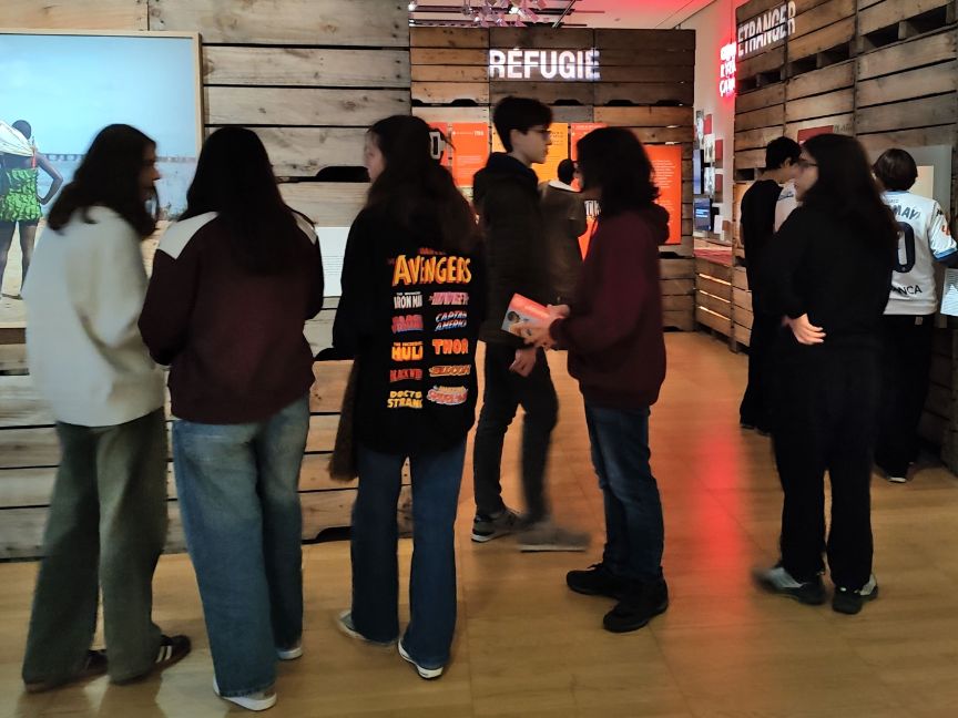 Las alumnas y alumnos de Seconde ( 4º ESO) trabajando en la exposición interactiava