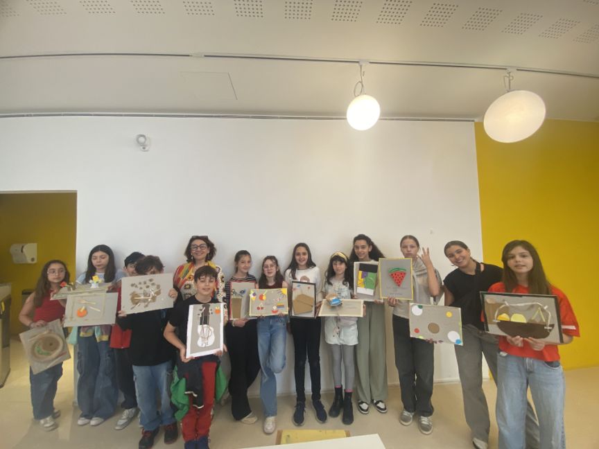 Las alumnas y alumnos de 6ème después de la visita guiada en español ha realizado un taller creativo sobre el cubismo.