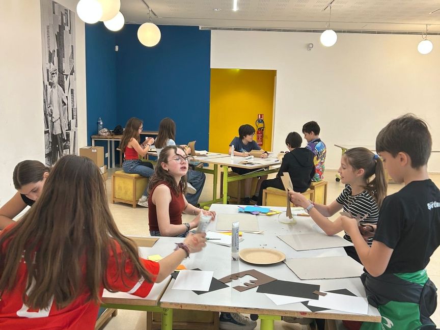 Las alumnas y alumnos de 6ème después de la visita guiada en español ha realizado un taller creativo sobre el cubismo.