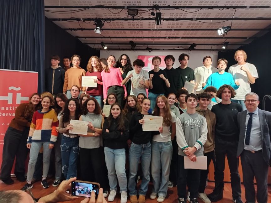 Nuestros alumnos tras recibir su título.