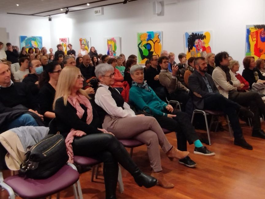 Imágenes del salón de actos del Cervantes.