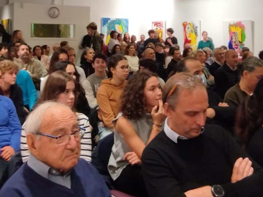 Imágenes del salón de actos del Cervantes.