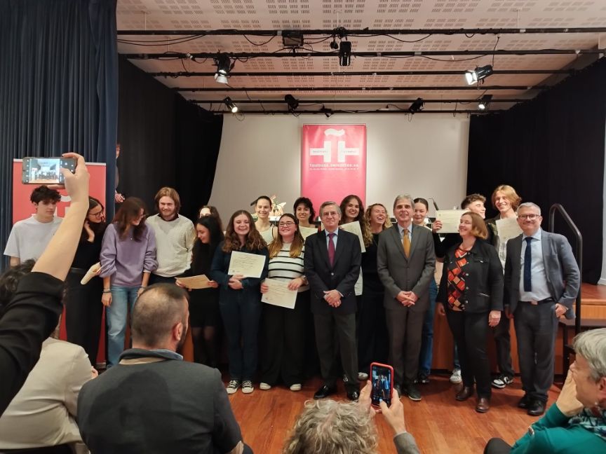 Nuestros alumnos tras recibir su título.