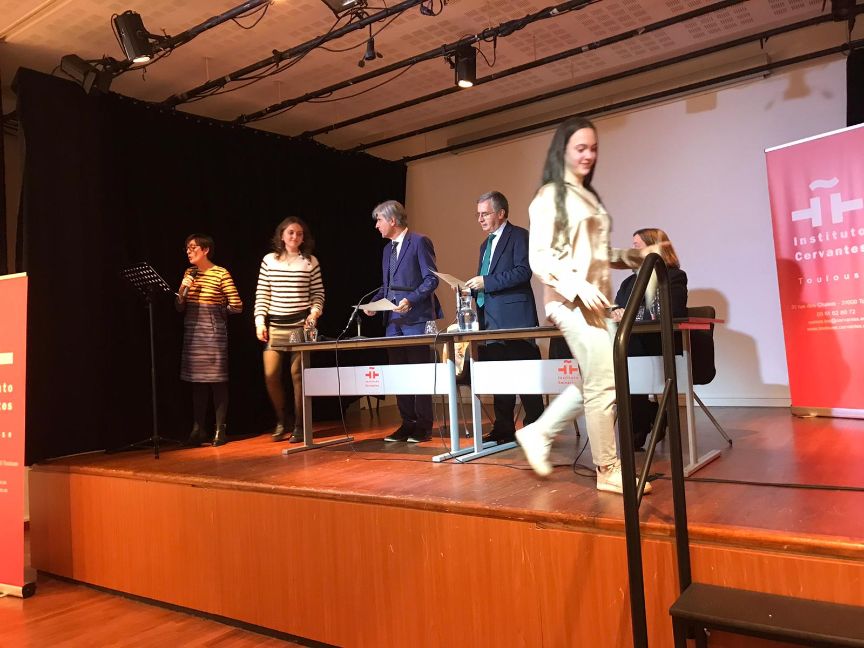 Recogiendo sus títulos