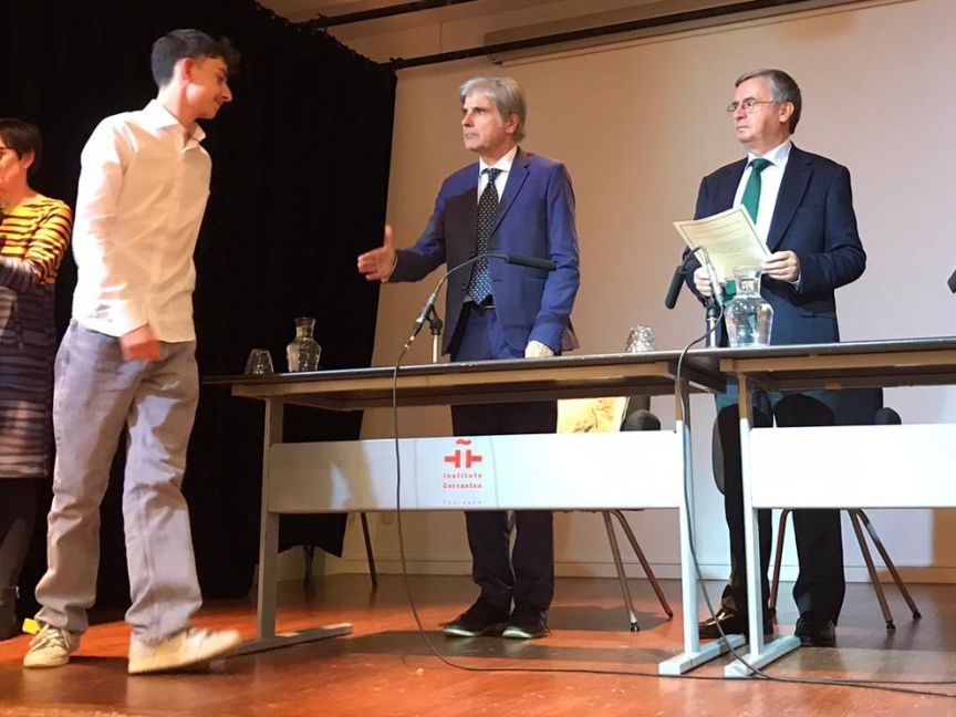 Recogiendo sus títulos