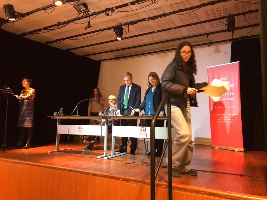 Recogiendo sus títulos