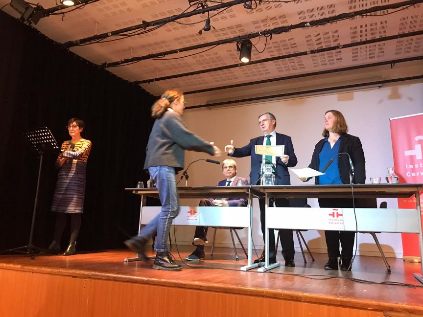 Recogiendo sus títulos