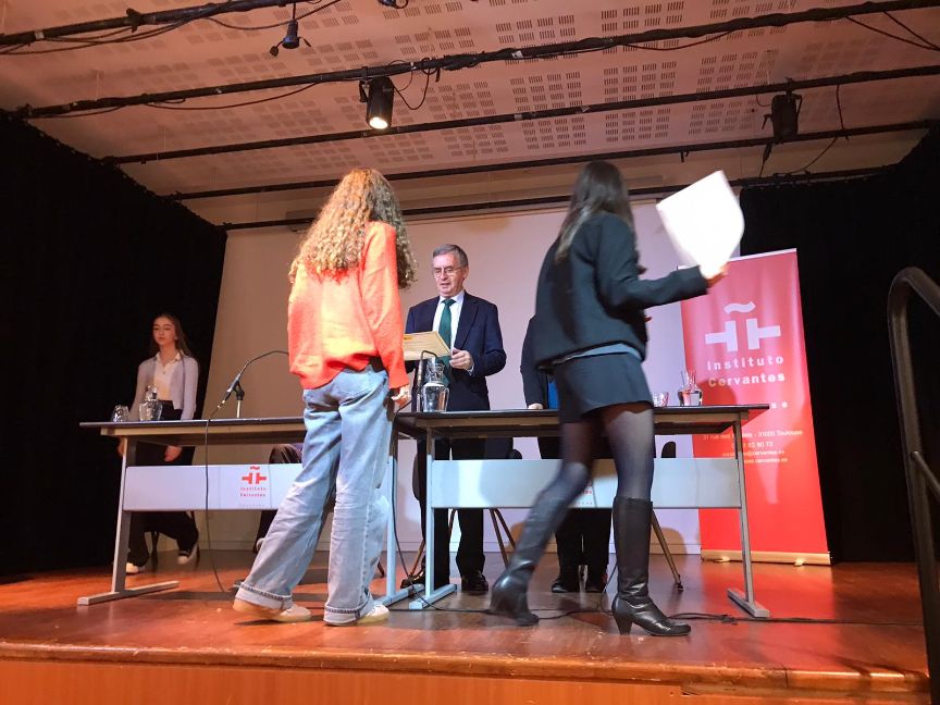 Recogiendo sus títulos