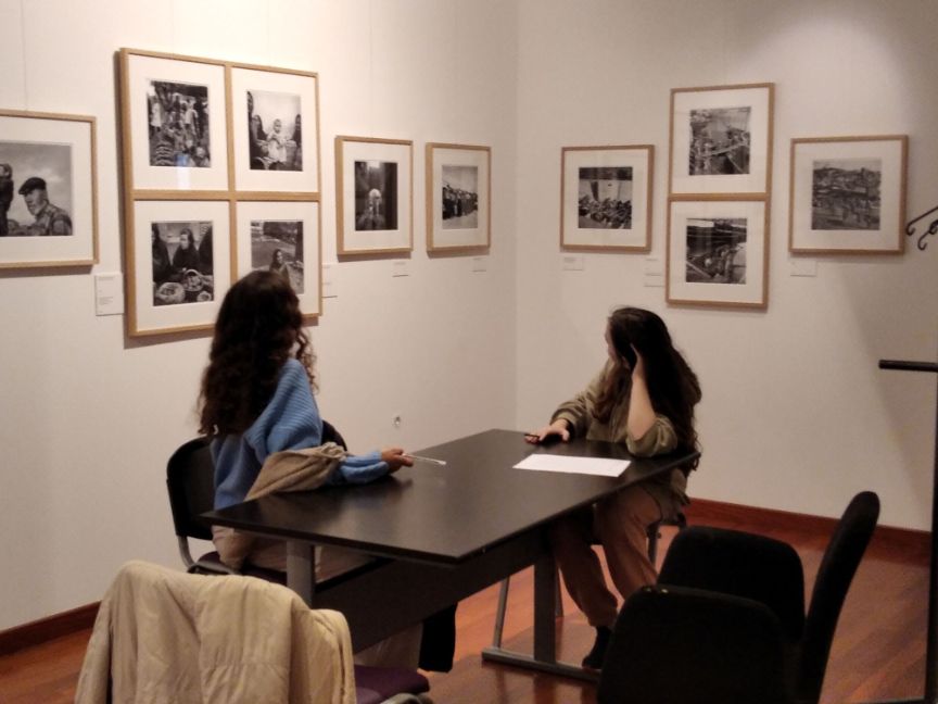 Los alumnos iniciando su exploración en la sala de exposiciones del Cervantes