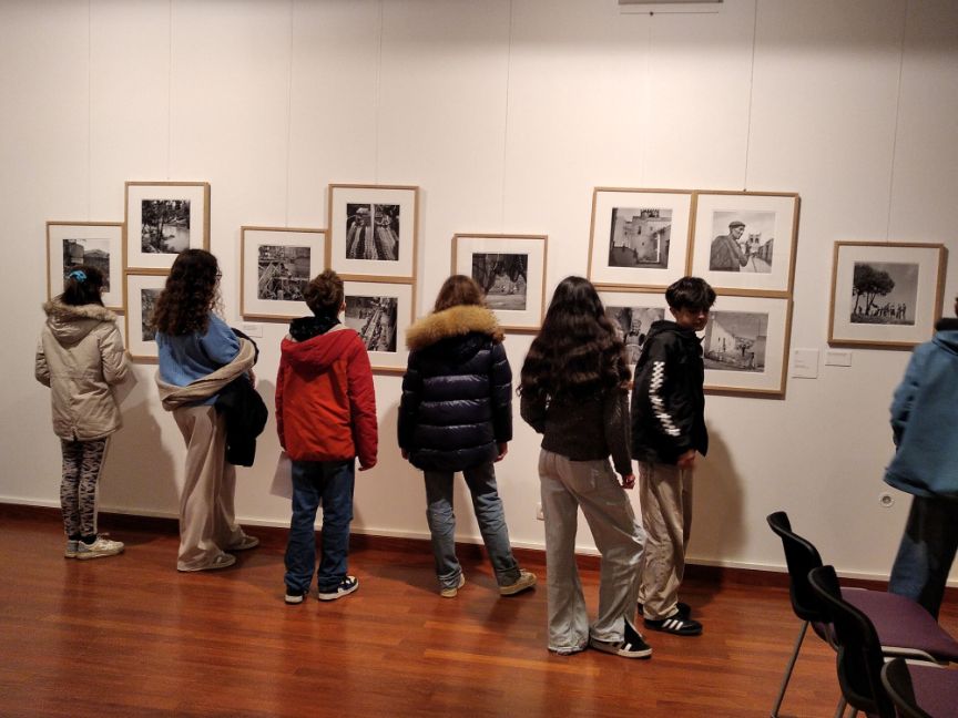 Los alumnos iniciando su exploración en la sala de exposiciones del Cervantes
