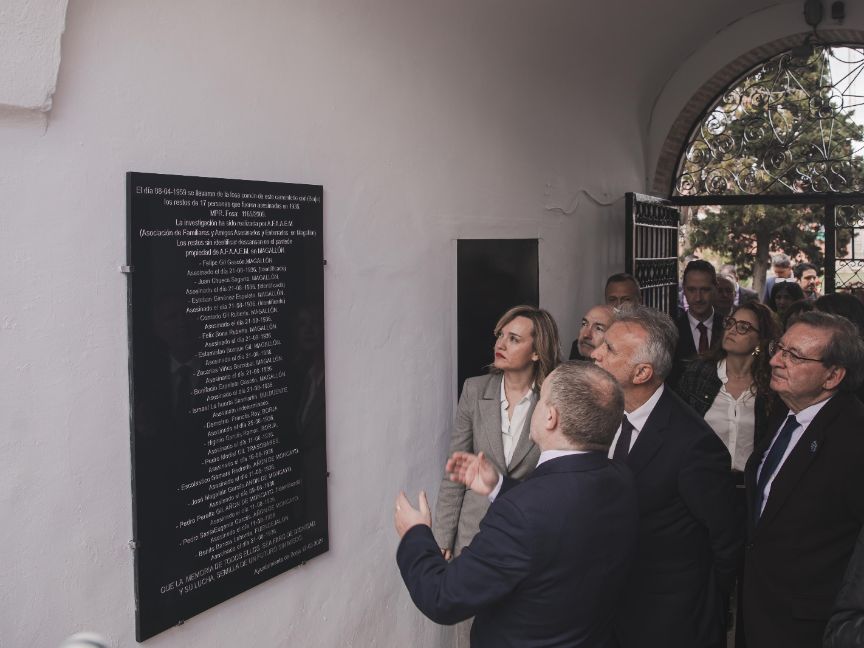 Los ministros Alegría y Torres entregan en Magallón (Zaragoza) los restos localizados en Cuelgamuros de 17 víctimas de la Guerra