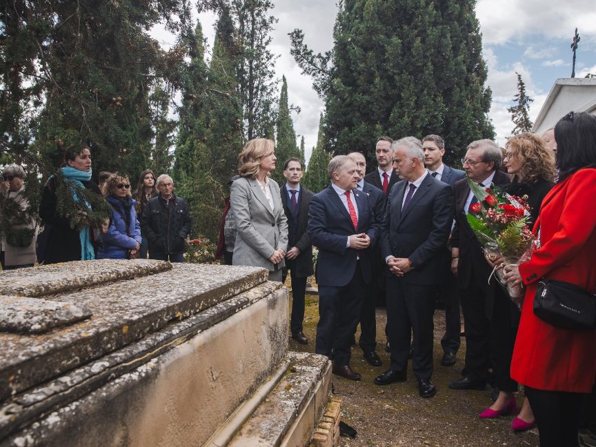 Los ministros Alegría y Torres entregan en Magallón (Zaragoza) los restos localizados en Cuelgamuros de 17 víctimas de la Guerra