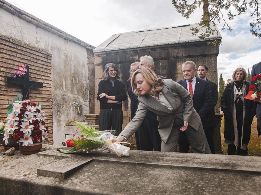Los ministros Alegría y Torres entregan en Magallón (Zaragoza) los restos localizados en Cuelgamuros de 17 víctimas de la Guerra