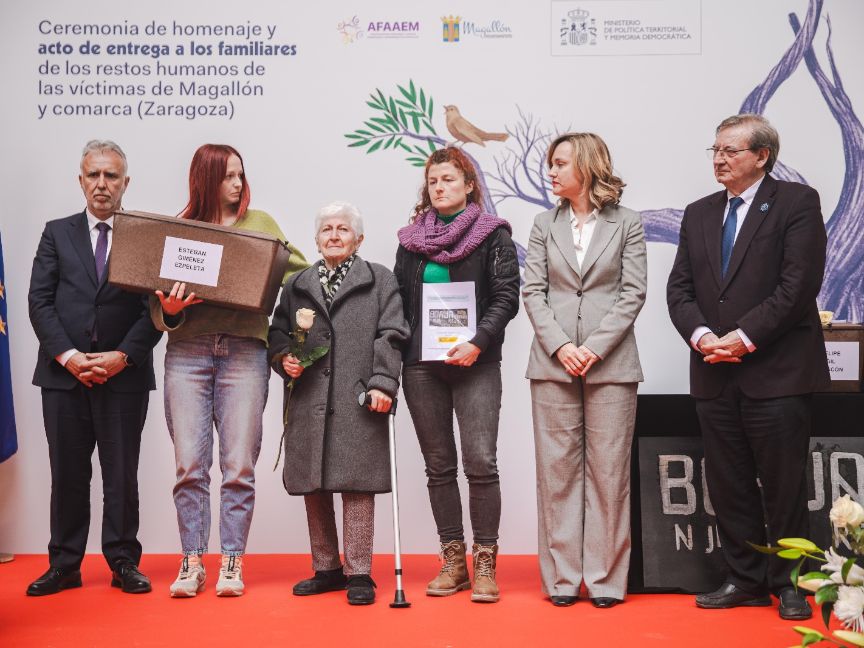 Los ministros Alegría y Torres entregan en Magallón (Zaragoza) los restos localizados en Cuelgamuros de 17 víctimas de la Guerra