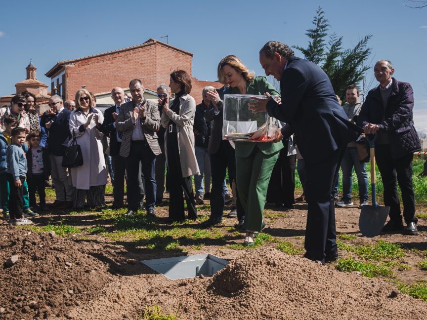 Pilar Alegría destaca en Azuara la importancia de que las administraciones ofrezcan oportunidades en el medio rural
