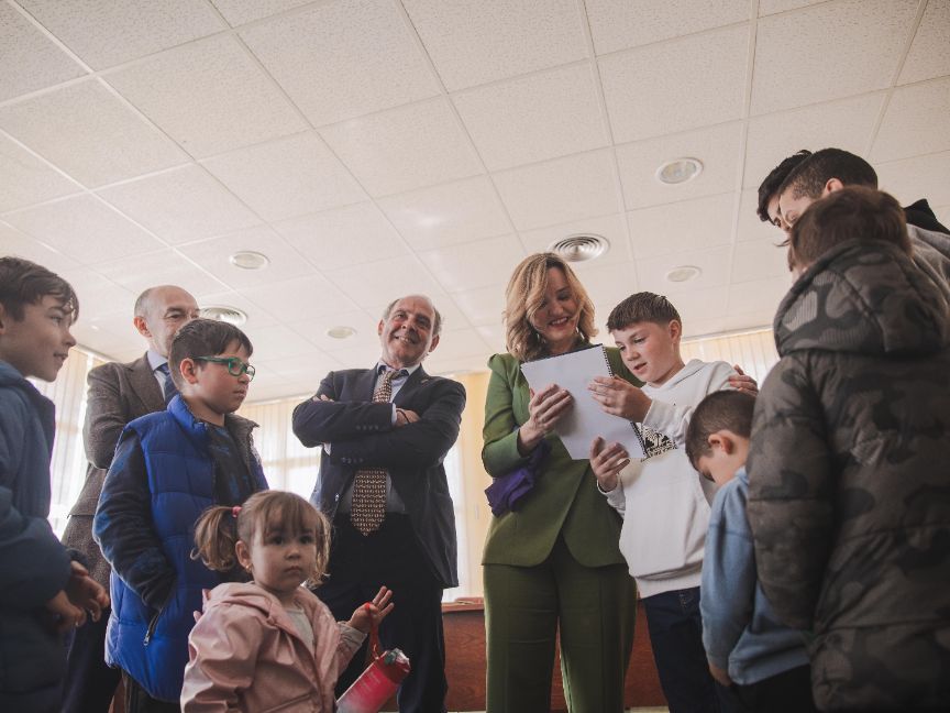 Pilar Alegría destaca en Azuara la importancia de que las administraciones ofrezcan oportunidades en el medio rural