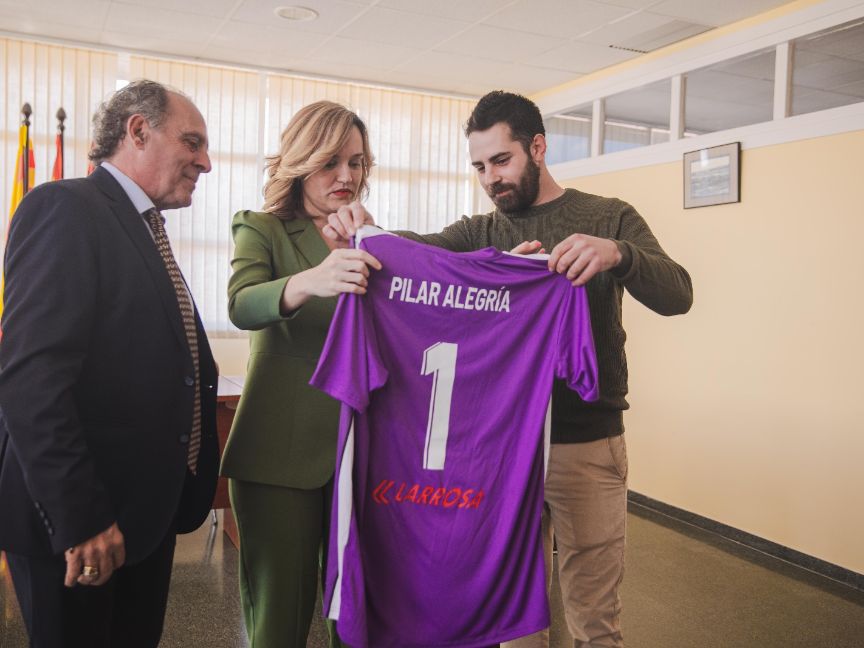 Pilar Alegría destaca en Azuara la importancia de que las administraciones ofrezcan oportunidades en el medio rural