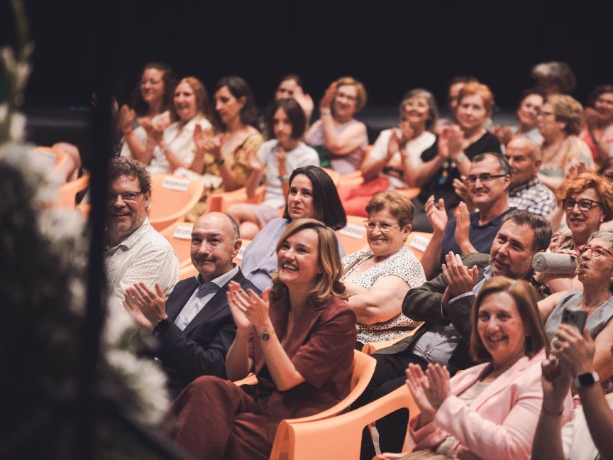 Pilar Alegría ensalza la labor de los centros de adultos como motor de convivencia y creación de vínculos