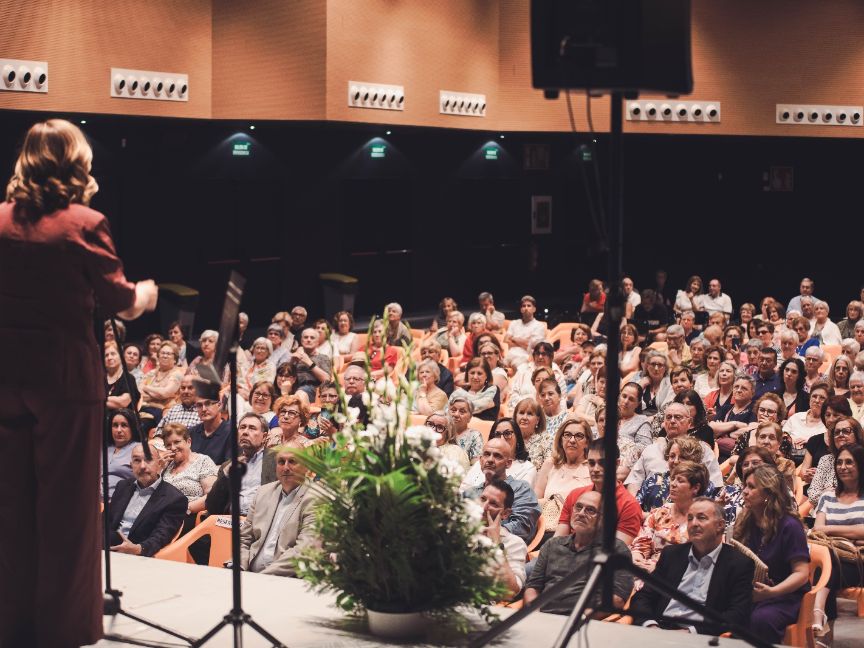 Pilar Alegría ensalza la labor de los centros de adultos como motor de convivencia y creación de vínculos