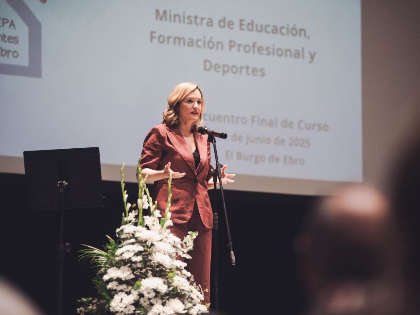 Pilar Alegría ensalza la labor de los centros de adultos como motor de convivencia y creación de vínculos