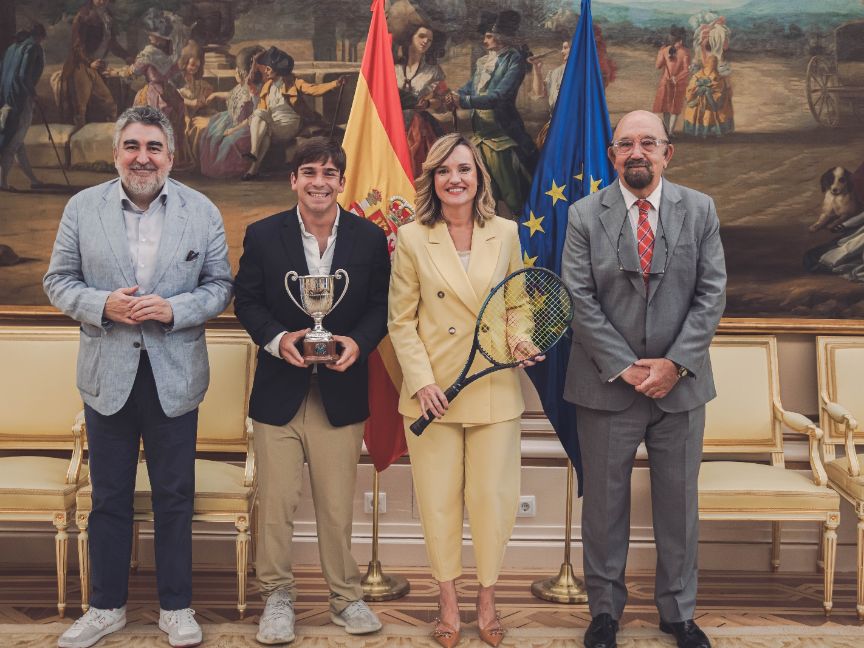 Pilar Alegría recibe al tenista Martín de la Puente, campeón de Wimbledon en dobles en 2025