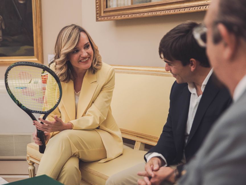 Pilar Alegría recibe al tenista Martín de la Puente, campeón de Wimbledon en dobles en 2025