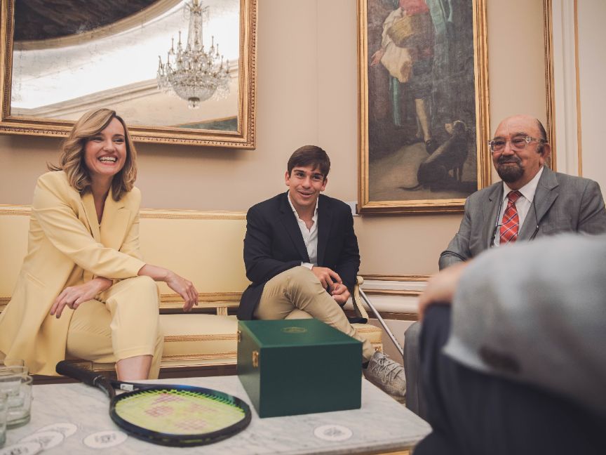 Pilar Alegría recibe al tenista Martín de la Puente, campeón de Wimbledon en dobles en 2025