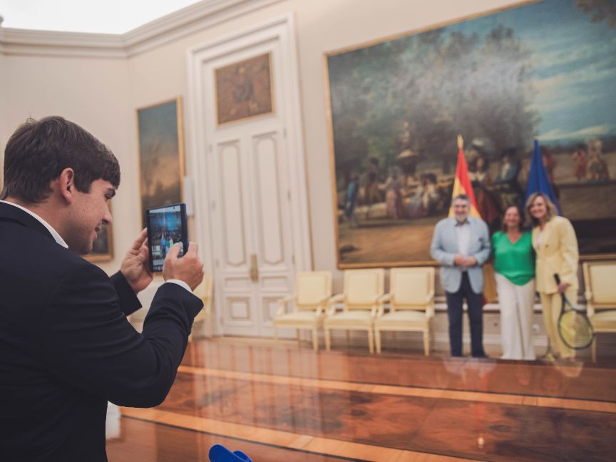 Pilar Alegría recibe al tenista Martín de la Puente, campeón de Wimbledon en dobles en 2025