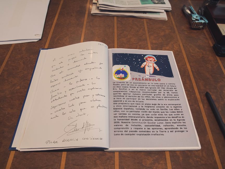 Pilar Alegría recibe al CEIP San Ignacio del Viar de Alcalá del Río (Sevilla), cuyos alumnos han creado la primera Constitución Escolar Lunar