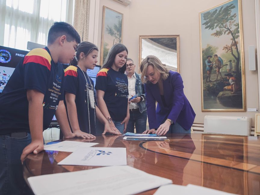Pilar Alegría recibe al CEIP San Ignacio del Viar de Alcalá del Río (Sevilla), cuyos alumnos han creado la primera Constitución Escolar Lunar