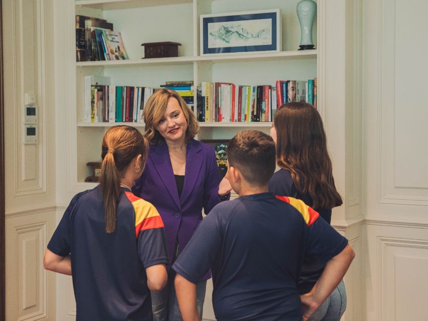 Pilar Alegría recibe al CEIP San Ignacio del Viar de Alcalá del Río (Sevilla), cuyos alumnos han creado la primera Constitución Escolar Lunar