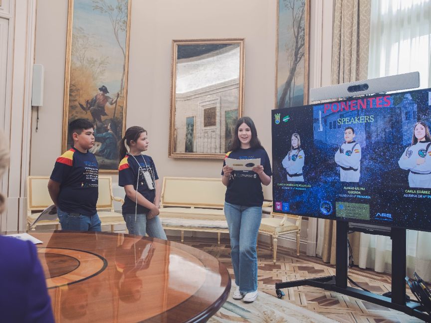Pilar Alegría recibe al CEIP San Ignacio del Viar de Alcalá del Río (Sevilla), cuyos alumnos han creado la primera Constitución Escolar Lunar