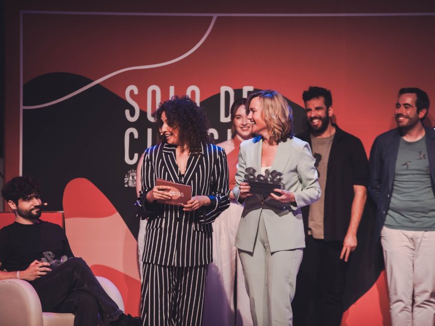 Pilar Alegría asiste junto a la Reina al certamen de monólogos científicos ‘Solo de Ciencia’