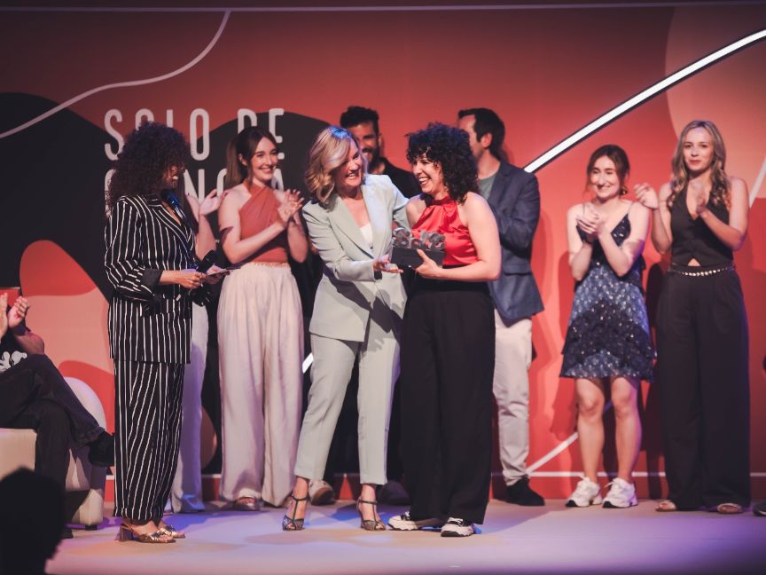 Pilar Alegría asiste junto a la Reina al certamen de monólogos científicos ‘Solo de Ciencia’